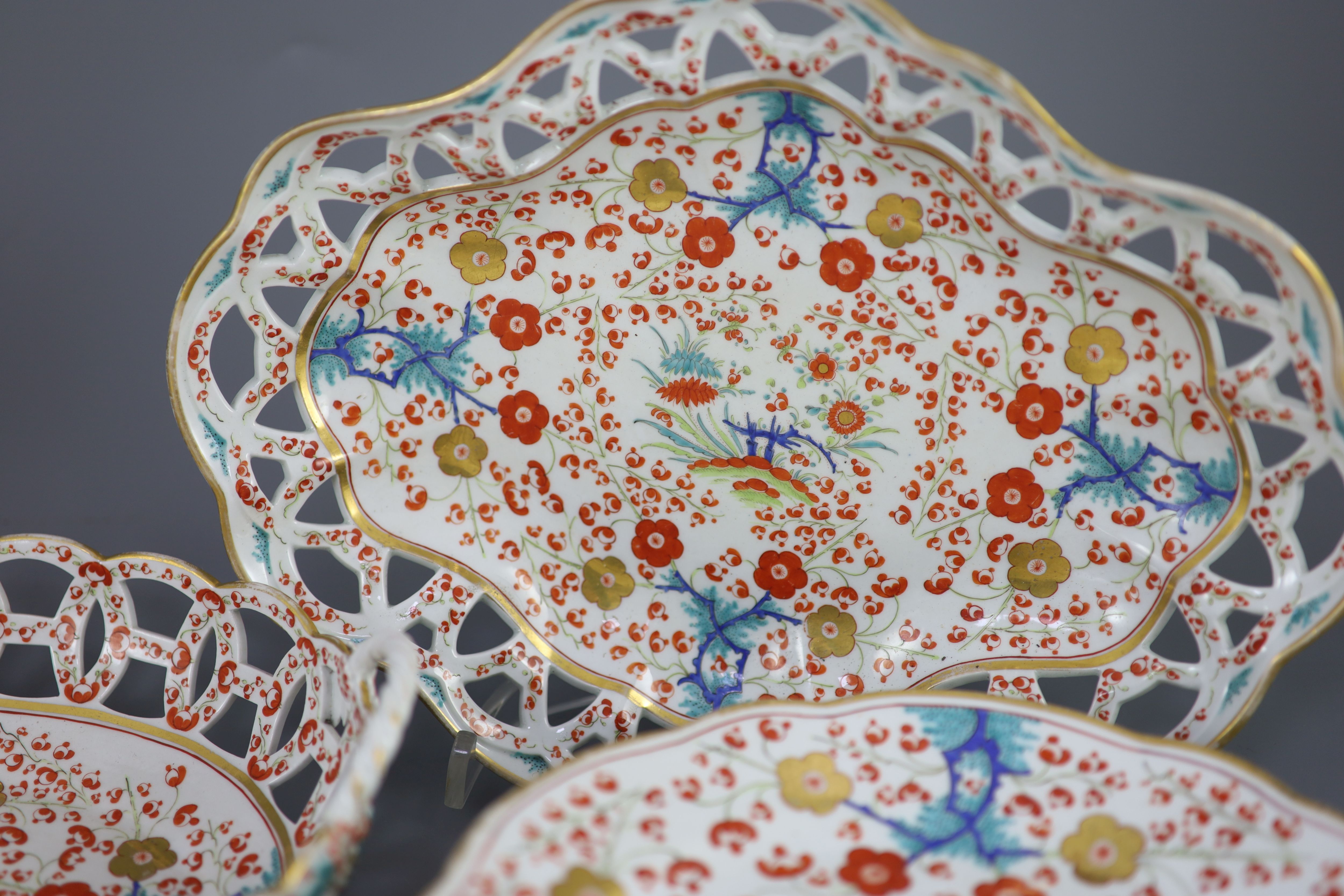 A rare Chamberlains Worcester Kakiemon pattern part dessert service, c.1820, the oval basket 26.5cm across